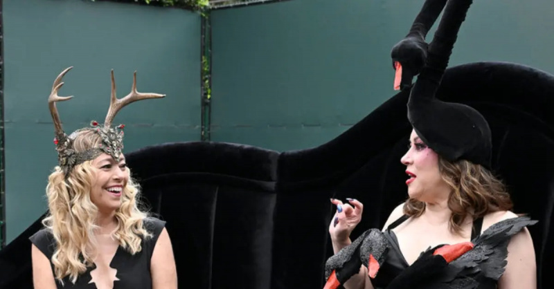 (l-r): Sutton Stracke och Jennifer Tilly vidare'RHOBH' Season 14.