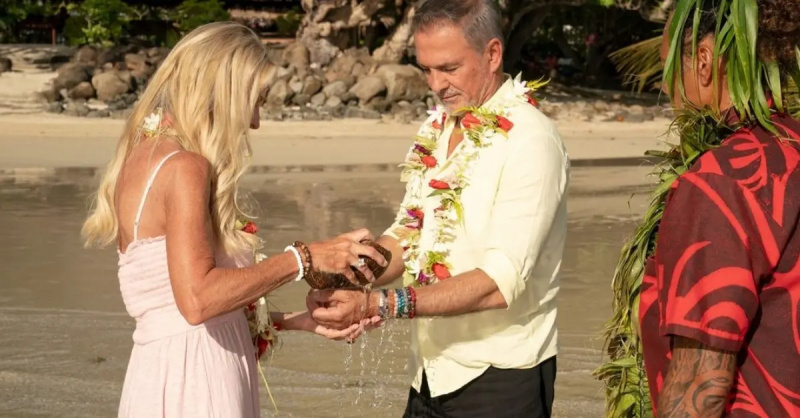 Joan dan Pascal melakukan ritual ikatan di The Golden Bachelorette