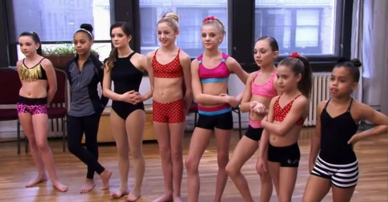 Delapan gadis di tim dansa berdiri dan menunggu instruksi'Dance Moms'