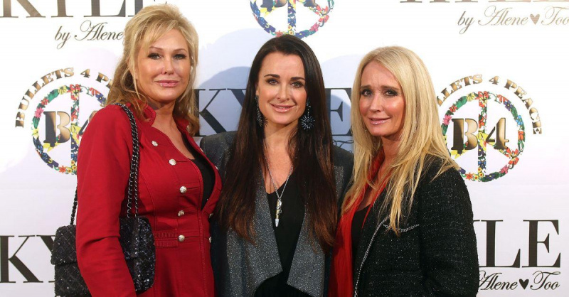 (l-r): Kathy Hilton, Kyle Richards och Kim Richards poserar tillsammans.