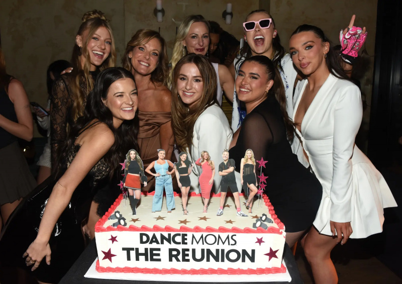 Paige Hyland, Brooke Hyland, Kelly Hyland, Chloe Lukasiak, Christi Lukasiak, Kalani Hilliker, JoJo Siwa und Kendall Green nehmen teil"Dance Moms: The Reunion" Premiere Event & Red Carpet