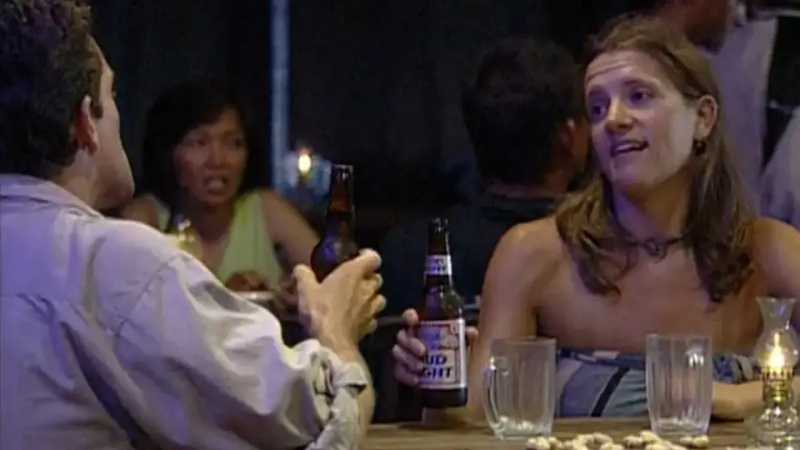   เจฟฟ์ พ็อบสต์ และเคลลี่ วิกเกิลส์เวิร์ธ เข้ามา'Survivor: Borneo' during the bar reward challenge