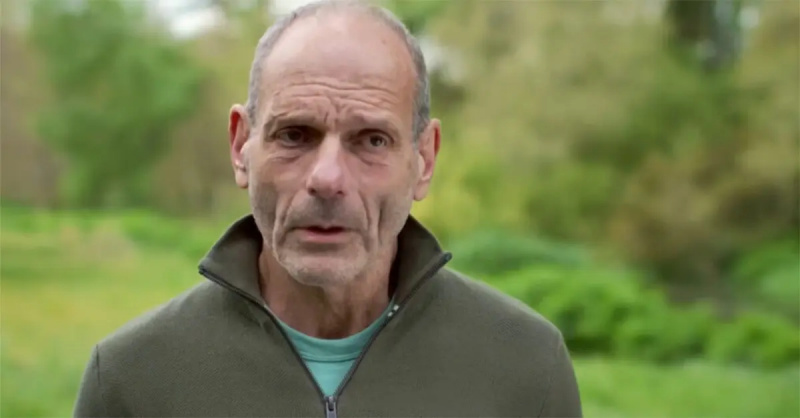 Jeff během rozhovoru na'The Great British Baking Show.'