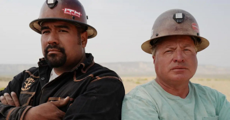   Huans Ibarra un Fredijs Dodžs pozē kopīgai fotogrāfijai'Gold Rush Mine Rescue with Freddy and Juan'