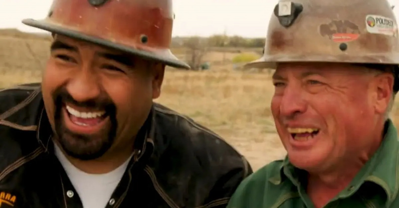   Huans Ibarra un Fredijs Dodžs smejas'Gold Rush Mine Rescue with Freddy and Juan'
