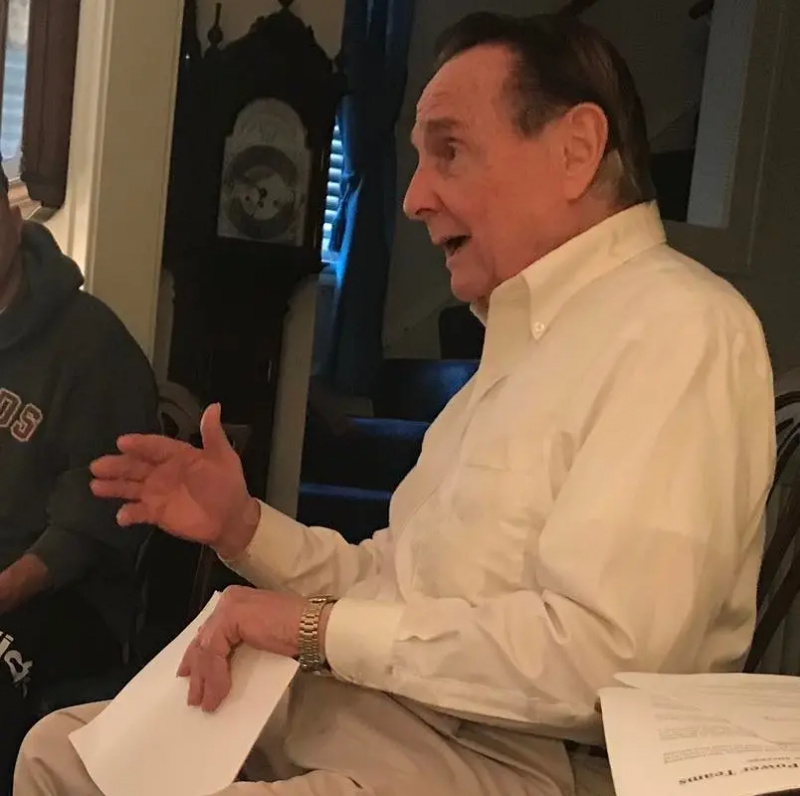 Bill Gothard accueille un homme's meeting