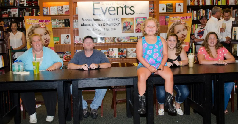 Czerwiec"Mama" Shannon, Mike "Sugar Bear" Thompson, Alana "Honey Boo Boo" Thompson, Anna "Chickadee" Shannon and Lauryn "Pumpkin" Shannon attend the "How to Honey Boo Boo: The Complete Guide" Book Event at the Barnes and Nobles on July 11, 2013 in Mclean, Virginia. (Photo by Kris Connor/Getty Images)