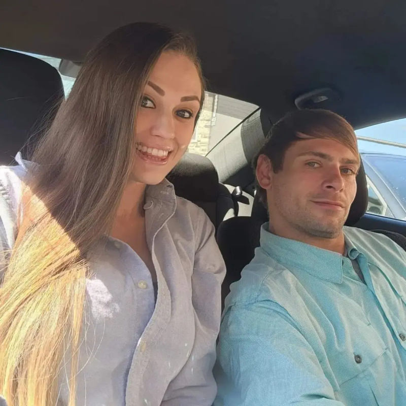 Lindsey și Blaine din'Love After Lockup' posing for a selfie in the car.