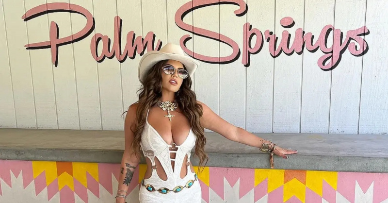 Chanel West Coast devant une pancarte à Palm Springs