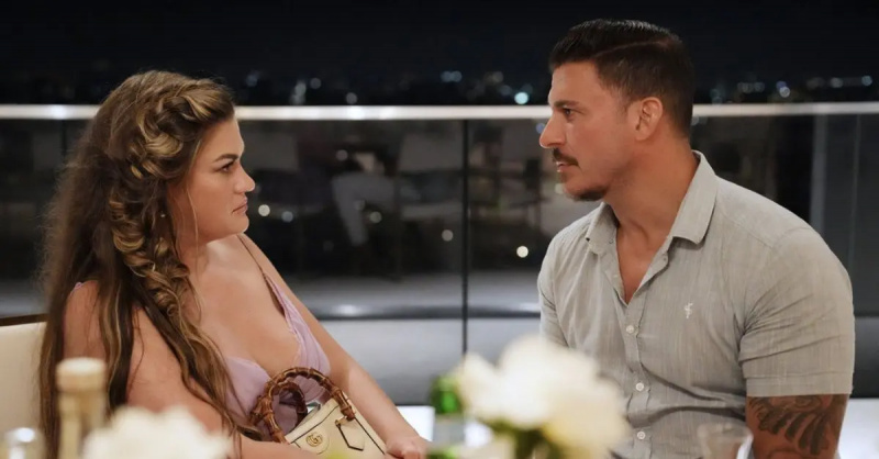 브리트니 카트라이트(Brittany Cartwright)와 잭스 테일러(Jax Taylor)가 앉아서 서로를 바라보고 있다