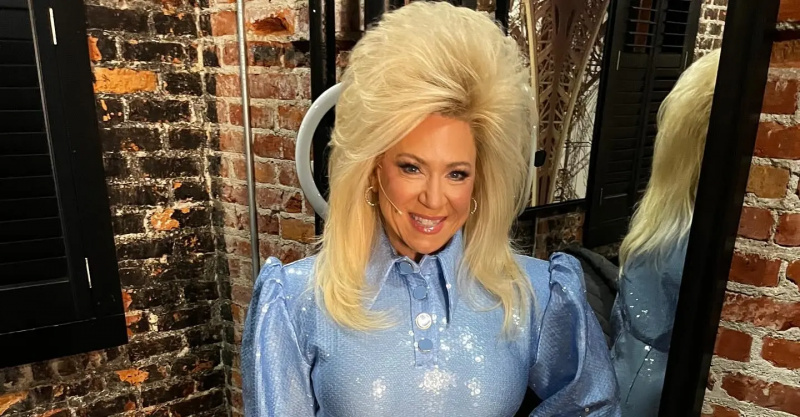 Theresa Caputo w Paramount Theatre w Nowym Jorku ubrana w niebieską sukienkę z cekinami.