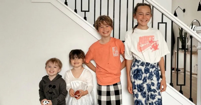 (l-r) Acre, Indie, Asher 및 Averie Workman이 집에서 사진을 찍기 위해 포즈를 취하고 있습니다.