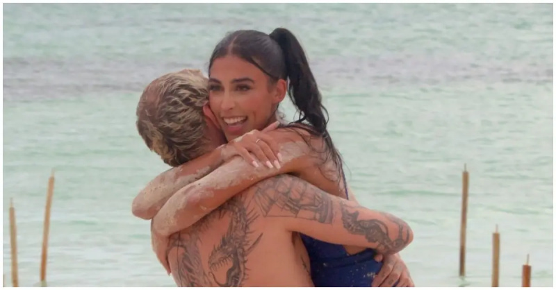 Stīvens un Alara apskaujas'Perfect Match'