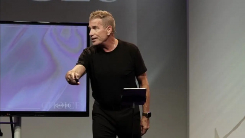 Pastor Brad głosi kazanie w California Community Church