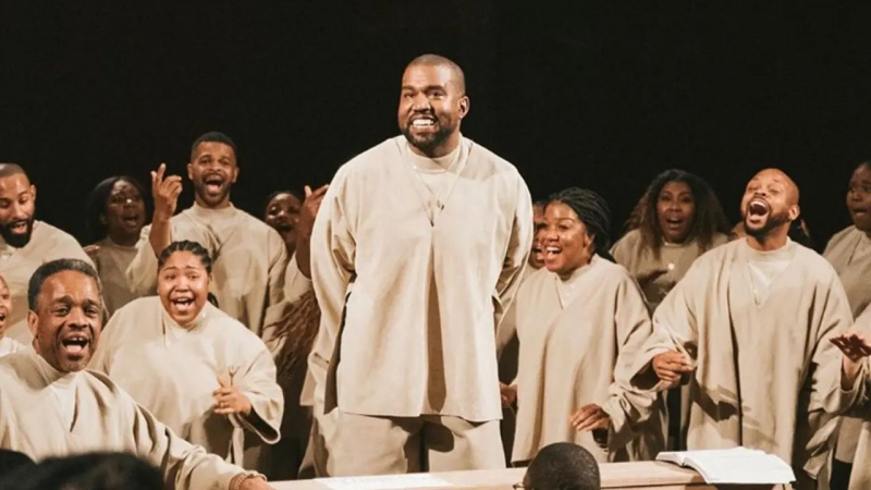 Kanye West podczas nabożeństwa z chórem Sunday Service Choir