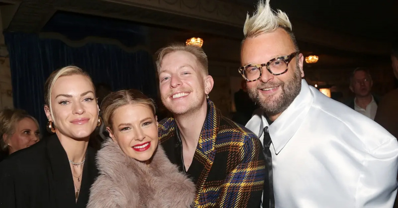 Dayna Kathan, Ariana Madix, Logan Cochran i Brad Kearns pozują za kulisami, gdy Madix debiutuje na Broadwayu jako"Roxy Hart" in the hit musical "Chicago"