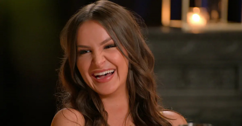 Sandy souriante pendant la saison 3 de'The Ultimatum.'
