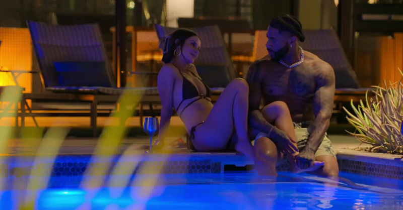 Sandy et J.R. flirtent au bord de la piscine pendant la saison 3 de'The Ultimatum.'