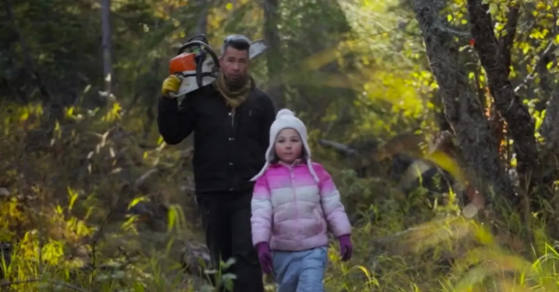 Joel a jeho dcera v lese ve filmu Life Below Zero: First Alaskans