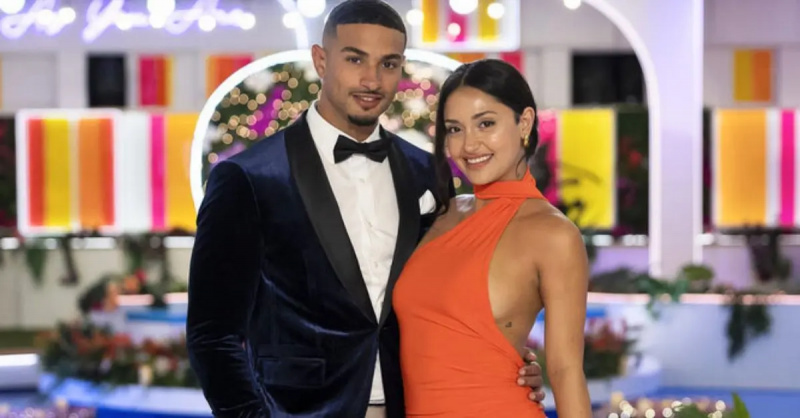 Miguel Harichi i Leah Kateb pozują do wspólnego zdjęcia podczas gali'Love Island USA' finale