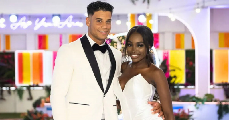 Kenny Rodriguez i JaNa Craig pozują do wspólnego zdjęcia podczas gali'Love Island USA' finale
