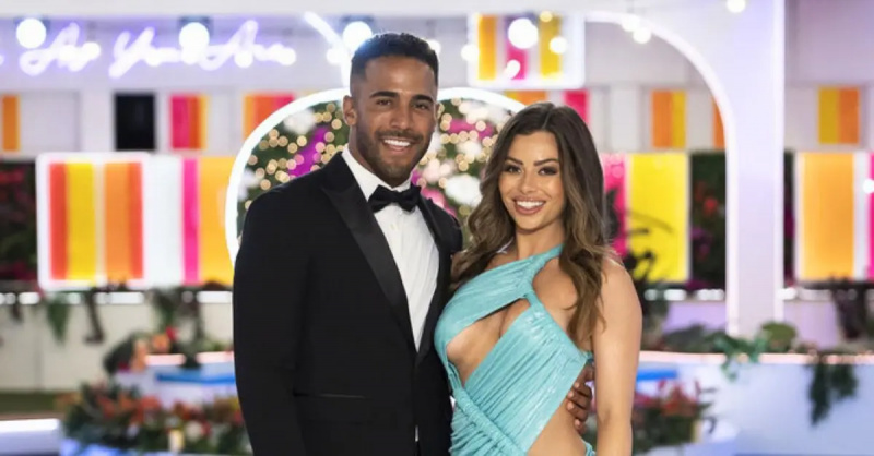 Kendall Washington i Nicole Jacky pozują do wspólnego zdjęcia podczas gali'Love Island USA' finale