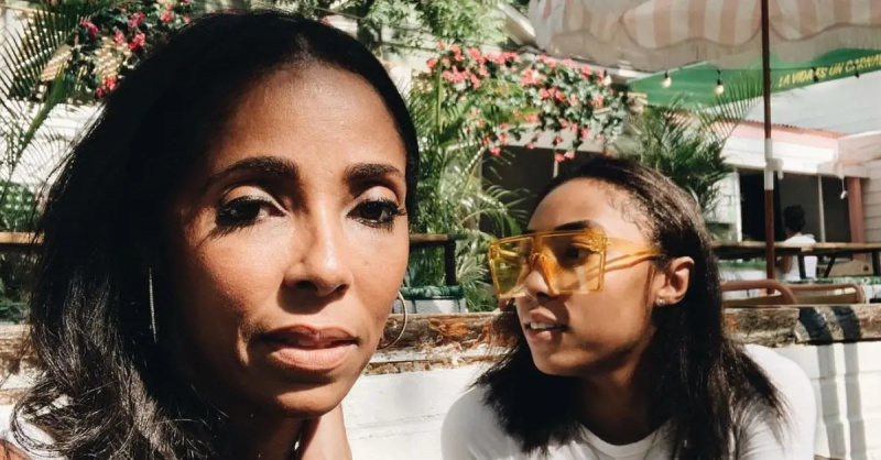 (de gauche à droite) : Courtney Rhodes et sa fille, Jala.