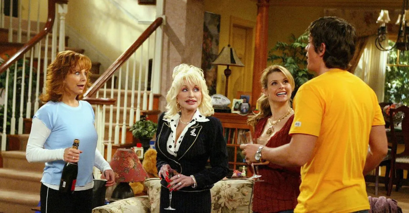 Reba McEntire, Dolly Parton, JoAnna Garcia Swisher i Steve Howey rozmawiają podczas sceny'Reba.'