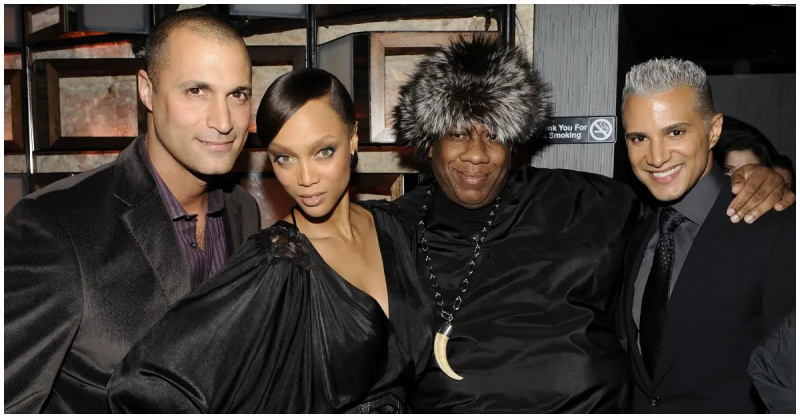 (de izquierda a derecha): Nigel Barker, Tyra Banks, Andre Leon Talley y Jay Manuel en un evento.