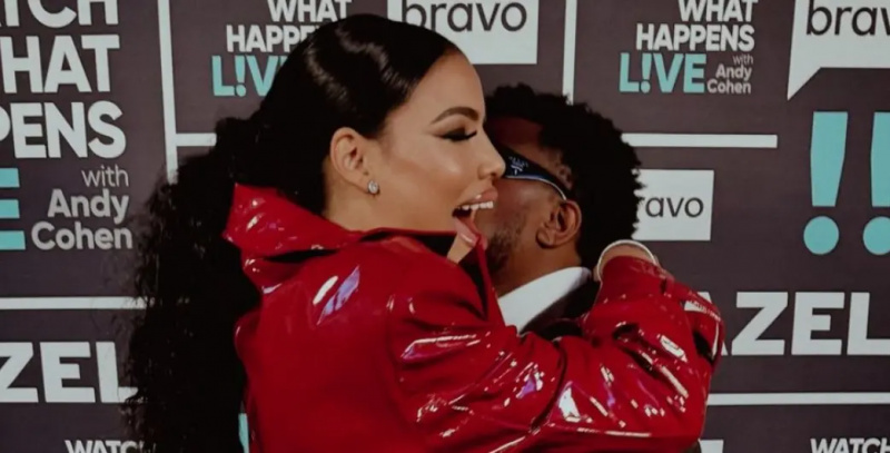 Inc y Mia posando para el estreno de What Happens Live.