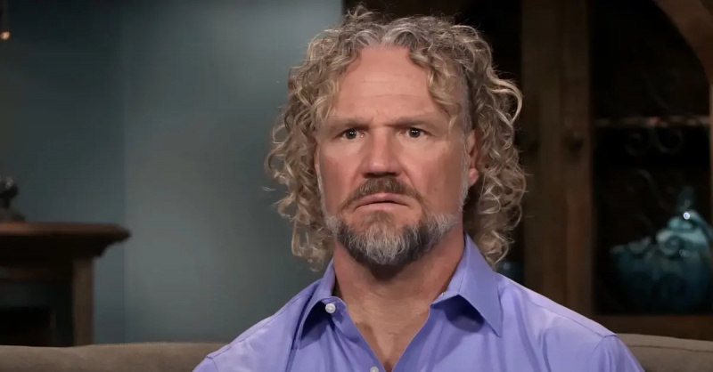 Kody Brown en un confesionario con una camisa morada con botones.'Sister Wives.'