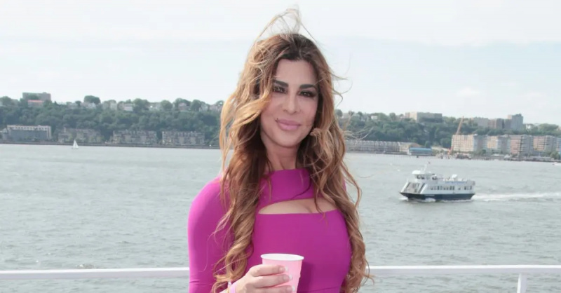 זיגי פליקר מחזיק משקה על סירה
