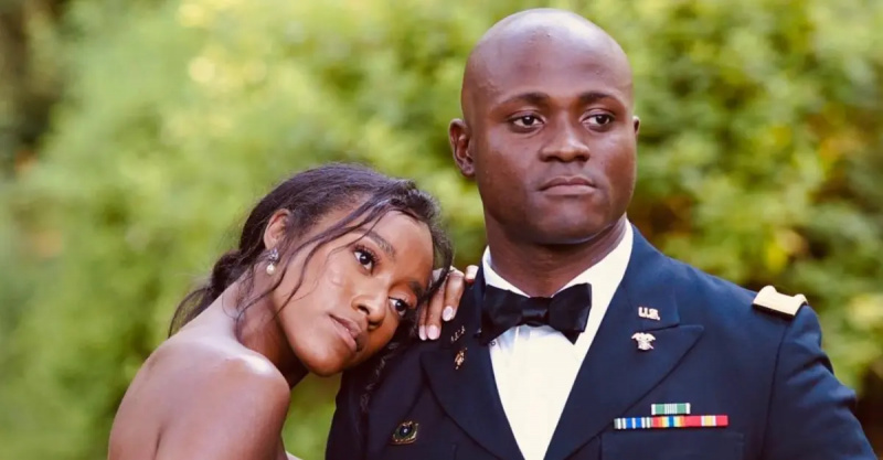„Dom Letni: Winnica Marty' stars Jasmine Ellis Cooper and Silas Cooper outside on their wedding day
