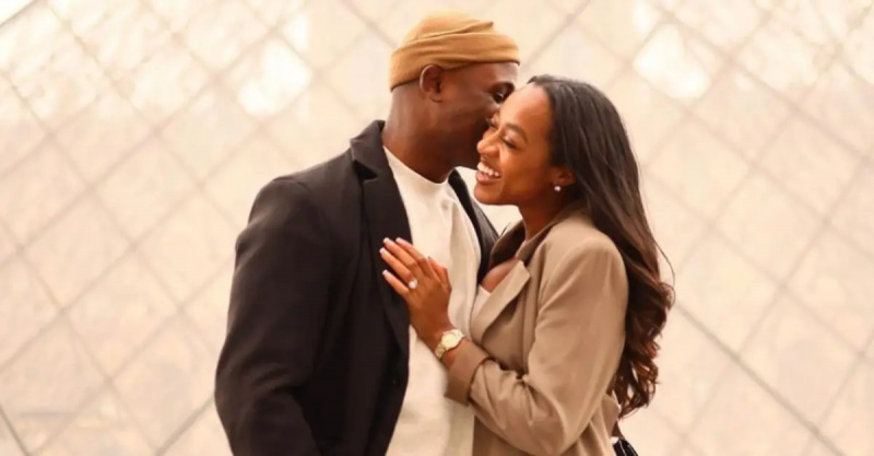 Silas Cooper całuje żonę Jasmine Ellis Cooper na tle zdjęcia
