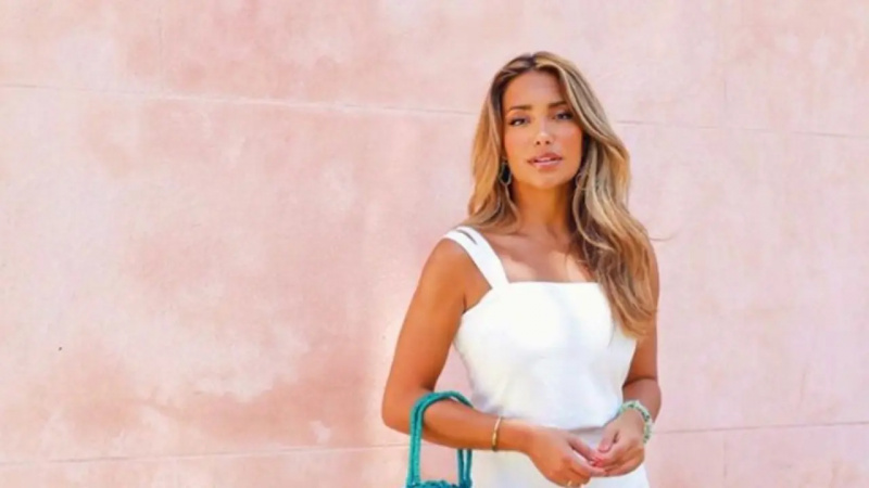 Mia Alario indossa un abito bianco