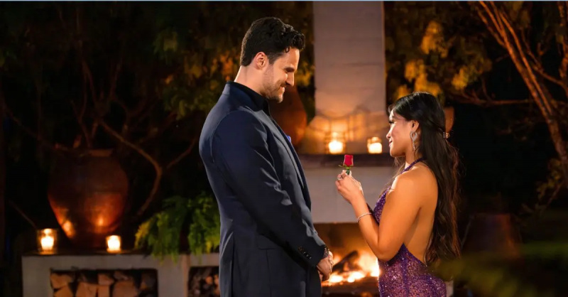 Spensers Konlets pasmaida, ja Džena Trana paceļ rozi, lai viņam uzdāvinātu'The Bachelorette'