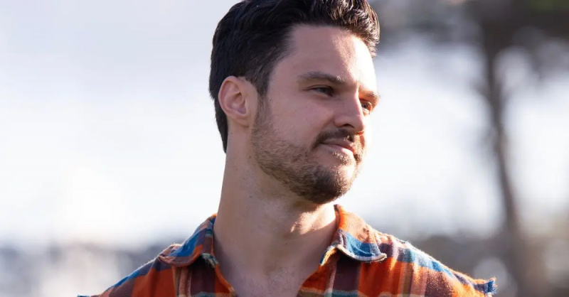 Spensers Konlijs skatās no kameras epizodes laikā'The Bachelorette'