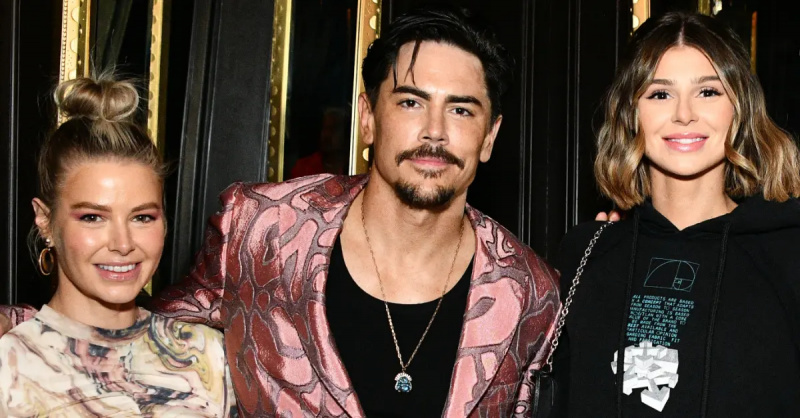 (बाएं से दाएं) एरियाना मैडिक्स, टॉम सैंडोवल और राचेल"Raquel" Leviss pose at the Tom Sandoval & The Most Extras performance at Hotel Cafe on Nov. 14, 2021, in Los Angeles.