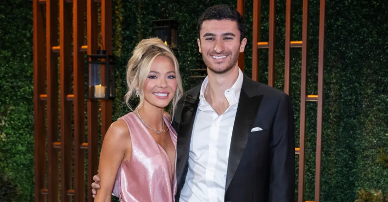 Brittany Wisniewski dan Leo Braudy berpose untuk foto bersama di'Love Is Blind' Season 7 reunion.