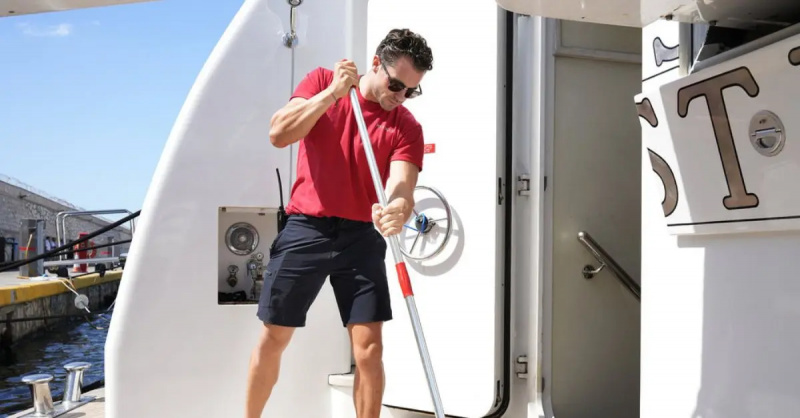 Joe Bradley gør rent ombord på Mustique på'Below Deck Med'