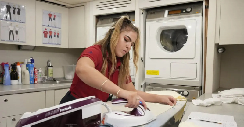 Sabrina Muller stryger i vaskeplads på'Below Deck Med'