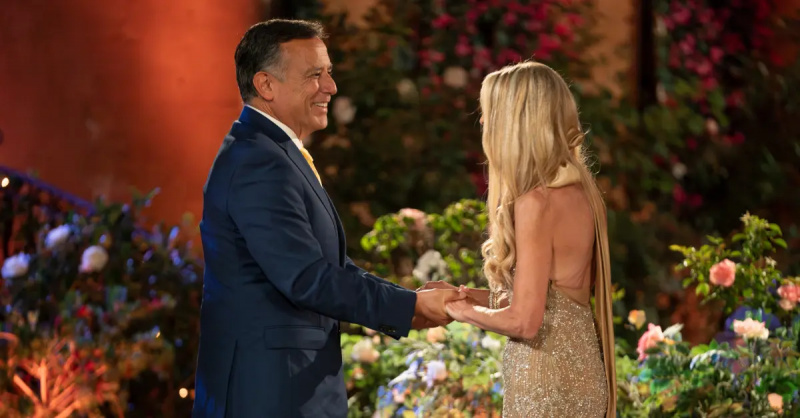 Gil Ramirez, dizinin galası sırasında Joan Vassos ile tanışıyor.'The Golden Bachelorette.'