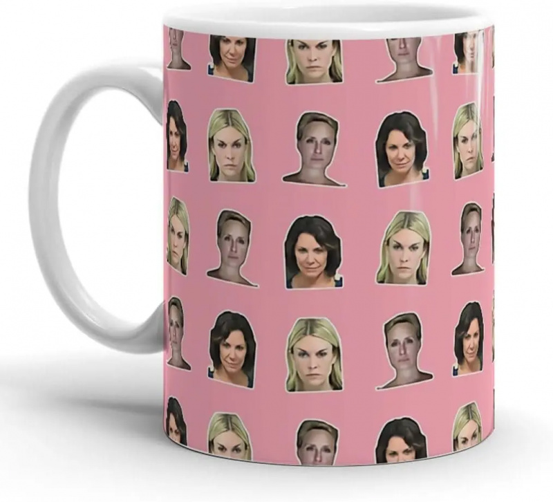 Una taza rosa de varias mujeres haciendo muecas severas.