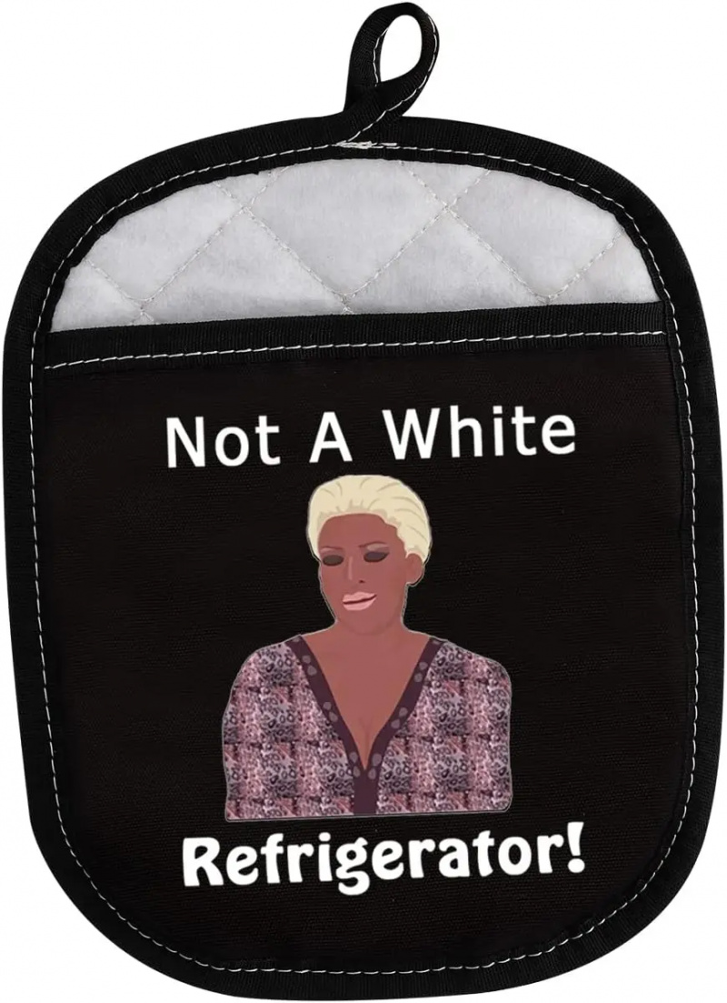 Una agarradera en blanco y negro con una caricatura de NeNe Leakes