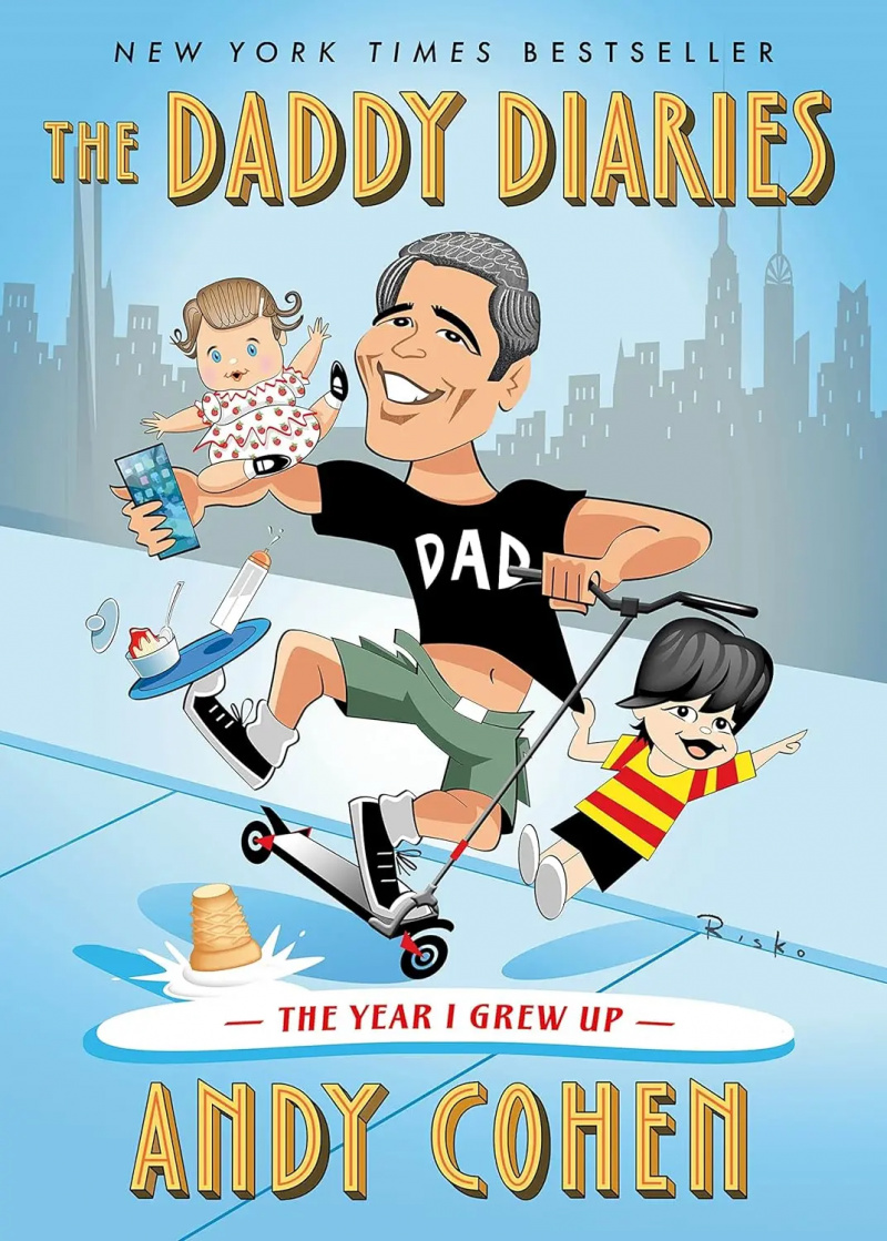 Una portada de libro azul de' The Daddy Diaries: The Year I Grew Up' with drawings of Andy Cohen juggling his phone and his children, Lucy and Ben.