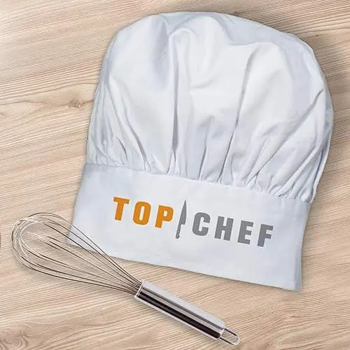 Un batidor de plata y un chef blanco.'s hat that says "Top Chef"