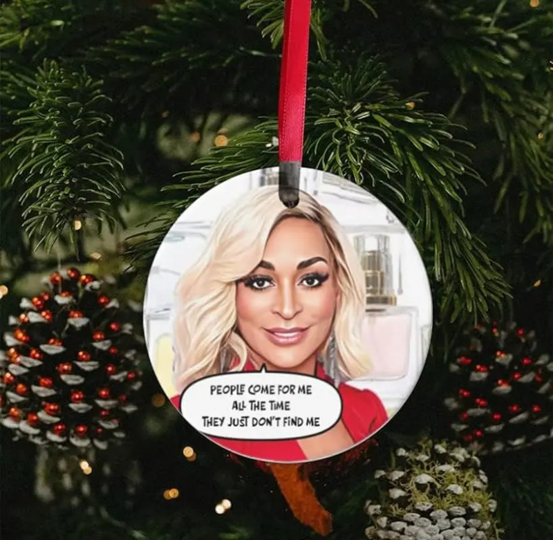 Un adorno para el árbol de Navidad con un dibujo de Karen Huger de'The Real Housewives of Potomac'