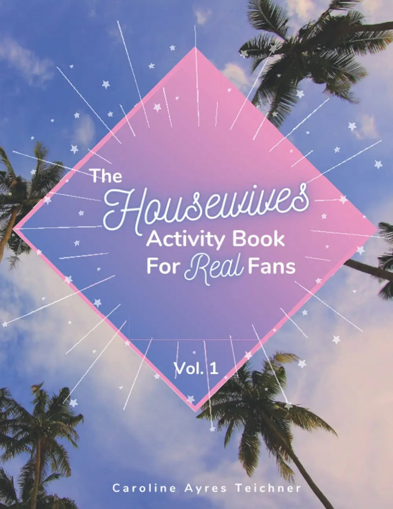 Un libro de actividades de Housewivws con un logo rosa y palmeras.