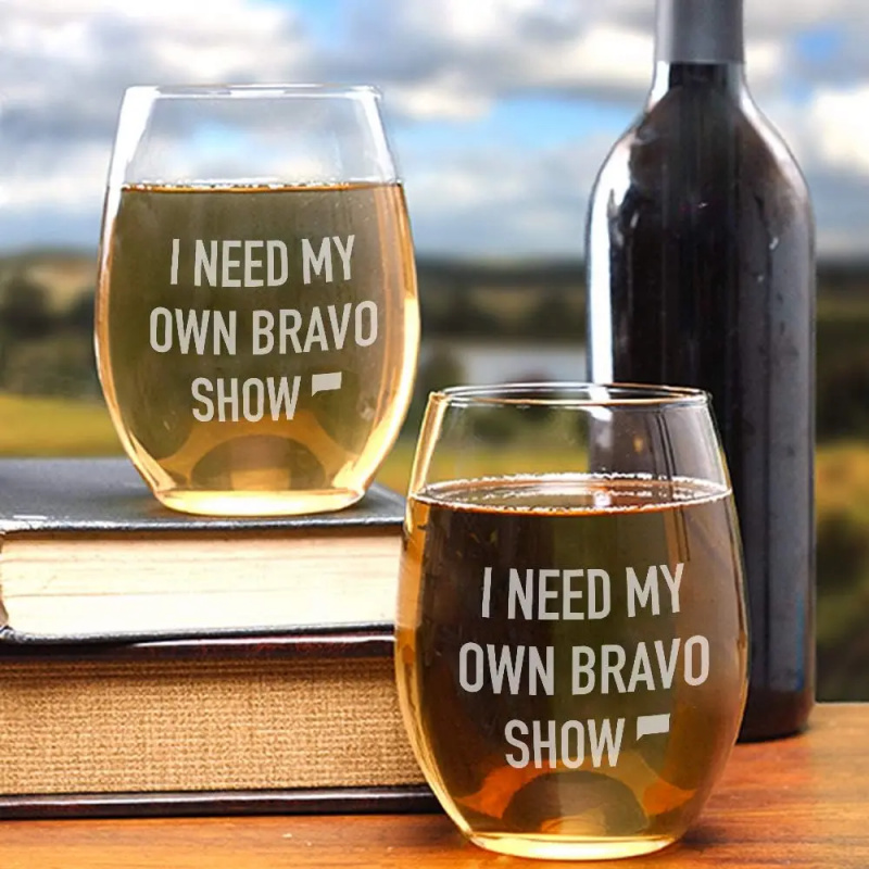 Copas de vino que leen"I need my own Bravo show" and a wine bottle