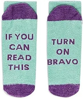 Un par de calcetines peludos de color verde azulado y morado.